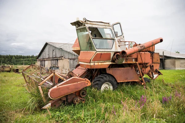 Old grain harvester in the field — Stock Photo, Image