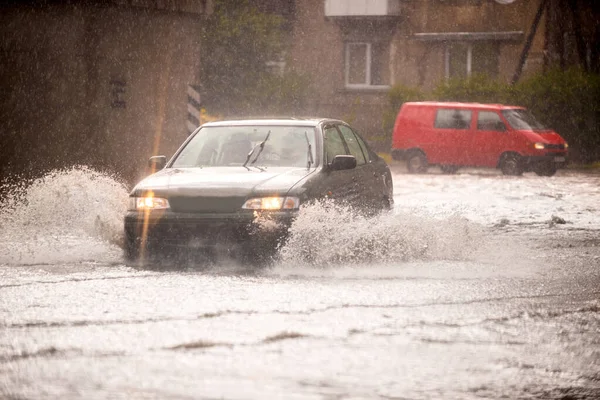 Şiddetli yağmurlardan sonra şehrin caddesi sular altında kaldı — Stok fotoğraf