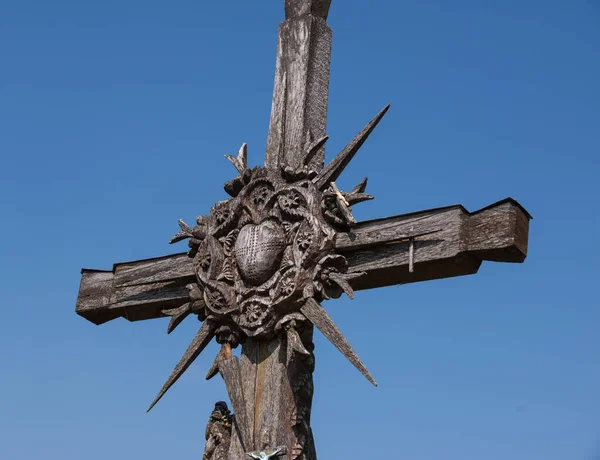 Croce di legno sulla collina delle croci — Foto Stock