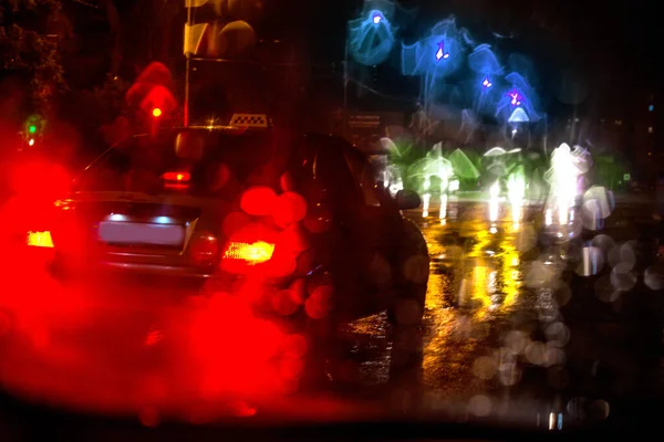 Straten na regen met reflecties op nat asfalt — Stockfoto