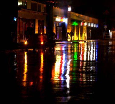  Sokaklarda yağmur ıslak asfalt üzerine düşünceler ile sonra