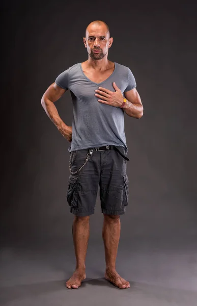 Kale barefoot knappe man in T-shirt en korte broek — Stockfoto