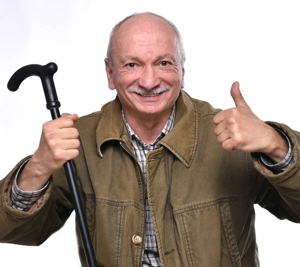 Счастливый пожилой человек с тростью на стуле — стоковое фото