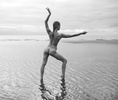 Güzel genç seksi çıplak kadın denizde poz