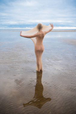 Sahilde denizde çorap poz çıplak model