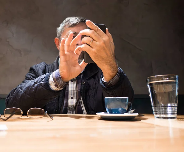 Homme âgé en vêtements décontractés en utilisant le téléphone mobile — Photo