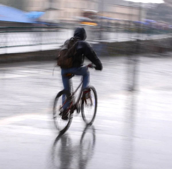 Ποδηλάτης στο δρόμο της πόλης με θόλωση κίνησης. Εσκεμμένη κίνηση β — Φωτογραφία Αρχείου