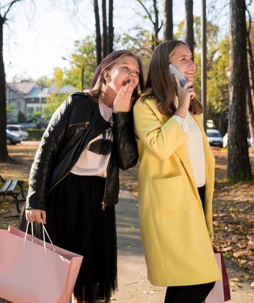 Mooie tiener meisjes hebben plezier in de herfst straat in suuny dag — Stockfoto