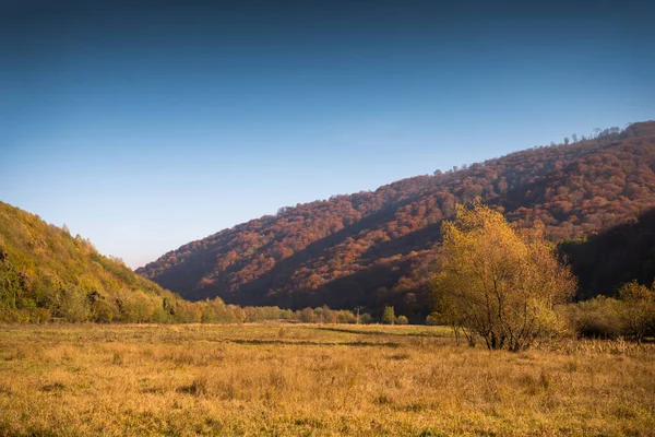 Podzimní horská krajina za slunečného dne — Stock fotografie