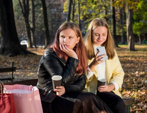 Dos chicas adolescentes sosteniendo tazas de café para llevar —  Fotos de Stock