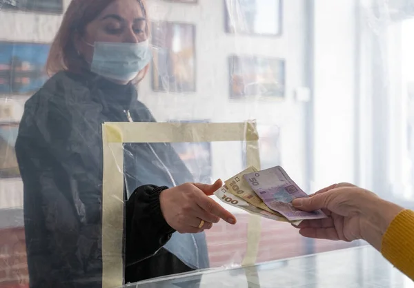 Frau Plastikbarriere Zahlt Der Kasse Quarantäne Der Ukraine Covid Pandemie — Stockfoto