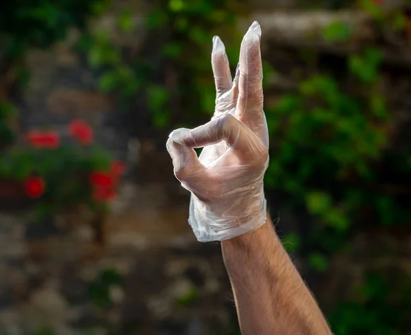屋外で使い捨て手袋の男 Okサインを示す男性 — ストック写真