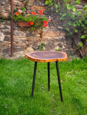 Ağacın dış kesimindeki doğal ceviz tablosu.