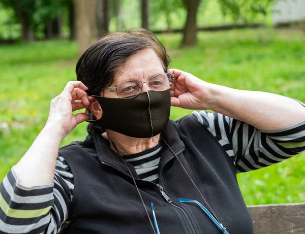 Parkta Koruyucu Yüz Maskesi Takan Kıdemli Bir Kadın — Stok fotoğraf