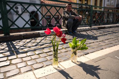 UZHOROD, UKRAINE - 08 Mayıs 2020: Ukrayna 'nın Uzhhorod şehrinde çiçek satan adam