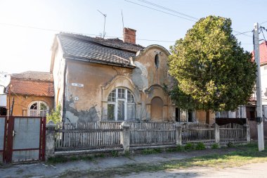 UZHOROD, UKRAINE - 12 Nisan 2020: Uzhhorod, Ukrayna 'daki eski tuğla ev cephesi