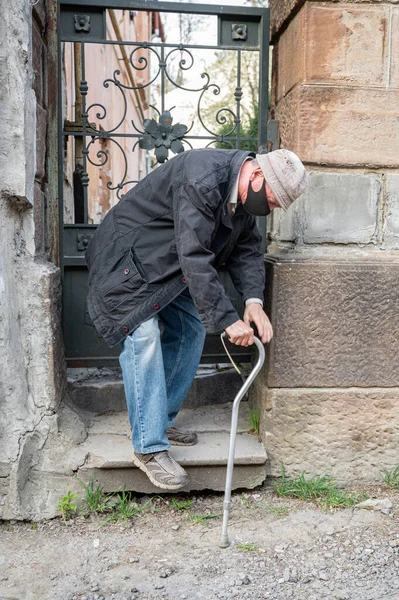 Äldre Man Skyddsmask Med Käpp Ner För Trappan Utomhus — Stockfoto