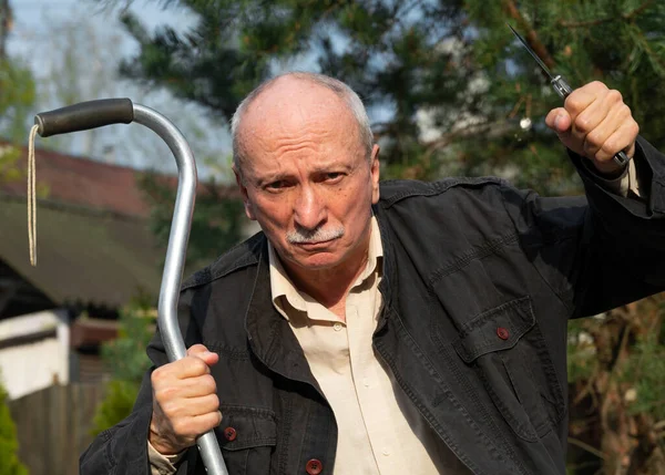 Homme Âgé Menaçant Avec Une Canne Couteau Extérieur — Photo