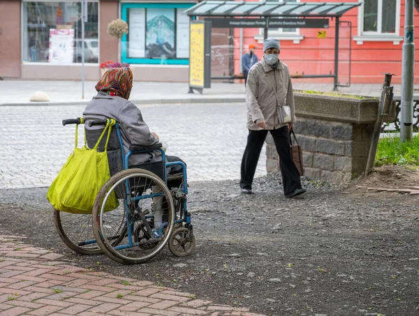 Uzhorod Ukraine Mai 2020 Bild Einer Obdachlosen Bettlerin Rollstuhl Freien — Stockfoto