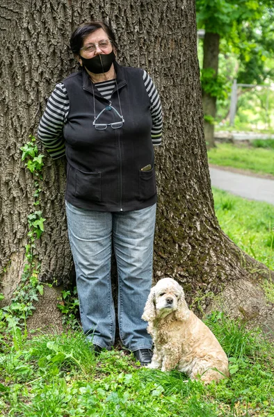 Donna Anziana Maschera Protettiva Piedi Con Cane Nel Parco — Foto Stock