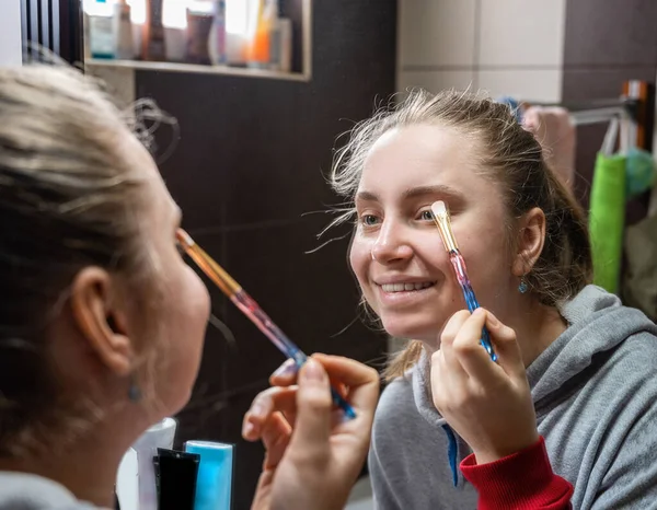 Tiener Meisje Van Toepassing Make Thuis — Stockfoto