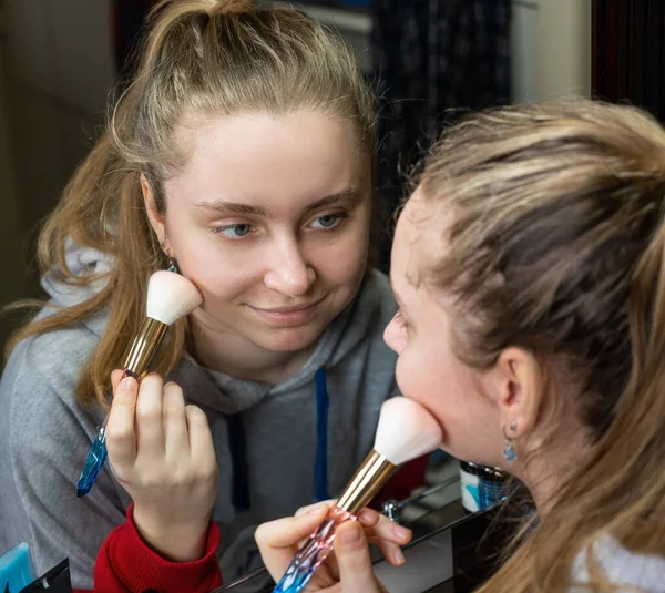 Tiener Meisje Van Toepassing Make Thuis — Stockfoto