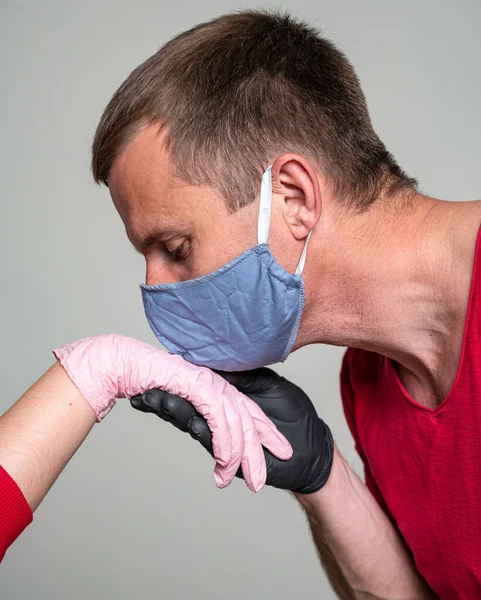 Concepto Salud Hombre Máscara Guantes Besar Las Mujeres Mano Guantes — Foto de Stock