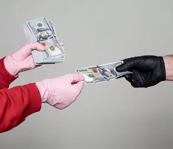 Man Handskar Ger Pack Dollar Till Kvinna Handskar Över Grå — Stockfoto