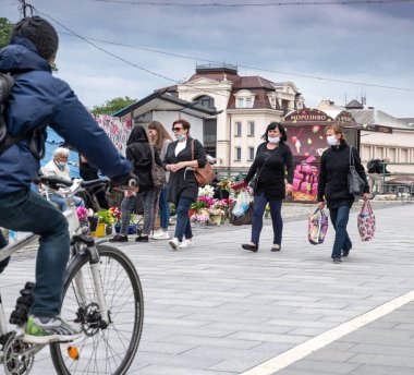 UZHOROD, UKRAINE - Haziran 05, 2020: COVID-19 virüsü nedeniyle Uzhhorod şehrinde karantina. Şehrin sokaklarında koruyucu maskeli insanlar var.