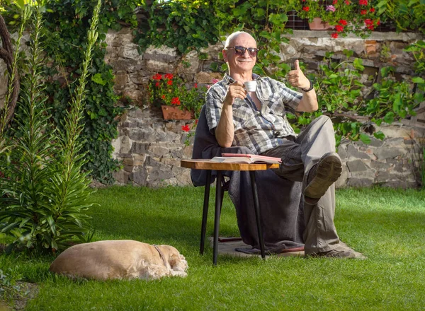 Oudere Levensstijl Concept Senior Man Drinken Van Koffie Ontspannen Tuin — Stockfoto