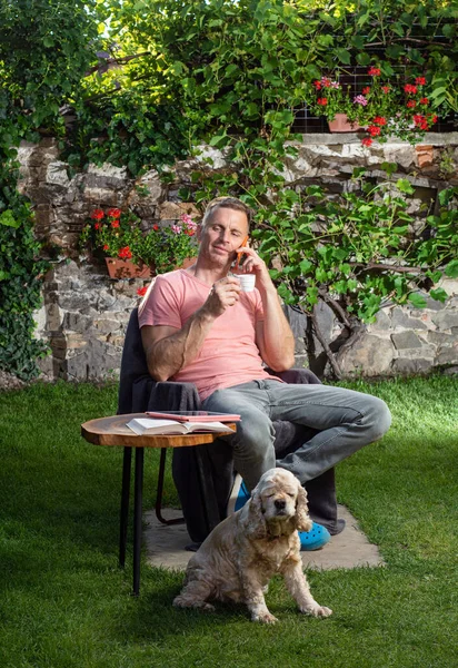 Man Praten Aan Telefoon Genieten Van Koffie Tuin — Stockfoto