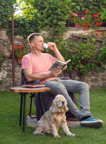 Man Zit Een Stoel Geniet Van Een Kopje Koffie Tuin — Stockfoto