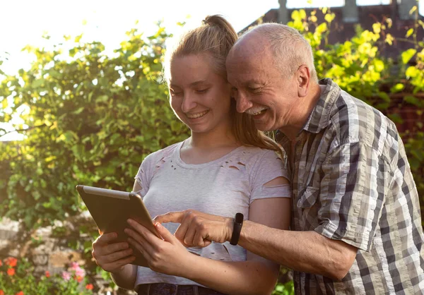 Porträtt Lyckligt Barnbarn Och Farfar Med Digitala Surfplattor Utomhus — Stockfoto