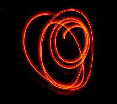 Işık dalgası patikası, parlak neon altın rengi soyut kıvrımlar ve siyah bir arka plan. Hafif boyama