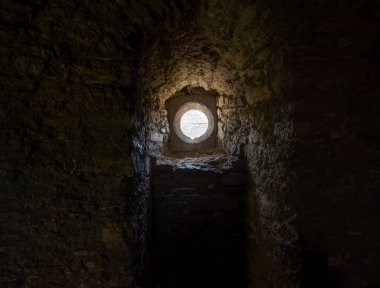 Kalenin taş duvarında silah deliği var.