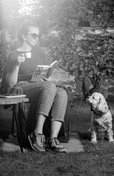 コーヒーを飲みながら庭でリラックスした笑顔の女性 — ストック写真