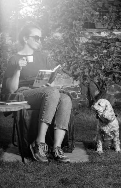 Lächelnde Frau Trinkt Tasse Kaffee Und Entspannt Sich Garten — Stockfoto