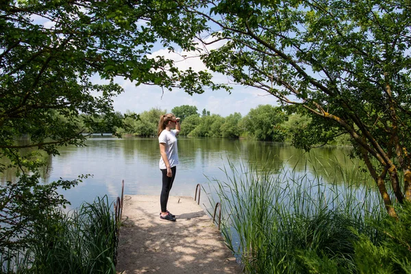 Concept Vacances Loisirs Jolie Ado Fille Reposant Près Étang Dans — Photo