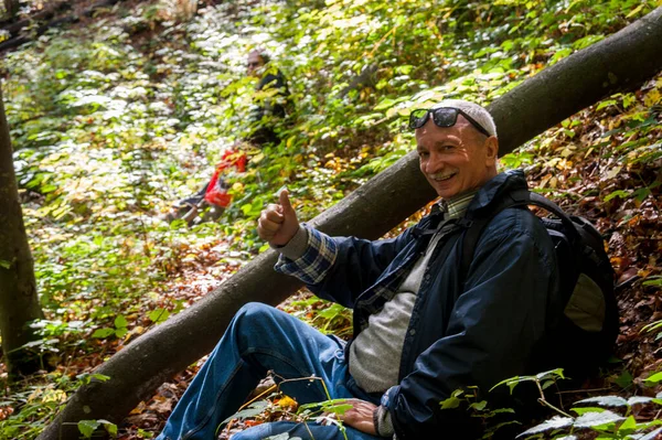 Conceito Férias Lazer Retrato Homem Idoso Descansando Sentado Floresta — Fotografia de Stock