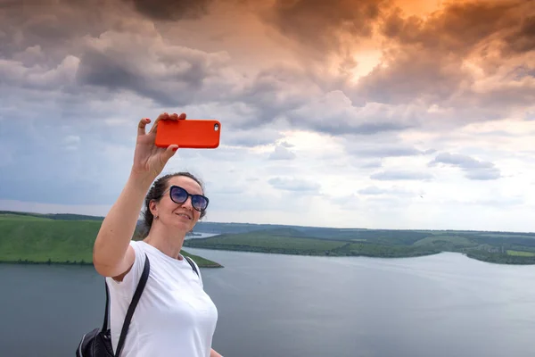Holiday Leisure Concept Young Woman Taking Selfie Lake Park — Stock Photo, Image