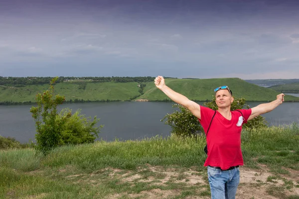 Koncepcja Wakacji Wypoczynku Przystojny Szczęśliwy Człowiek Podniesionymi Rękami Pozujący Letni — Zdjęcie stockowe