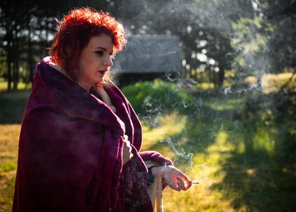 Kızıl Saçlı Kadın Dışarıda Sigara Içiyor — Stok fotoğraf