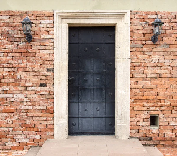 Old Metal Door Old Brick House City — Stock Photo, Image