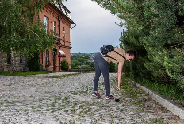 Kvinna Höjer Ansiktsmask Från Marken — Stockfoto