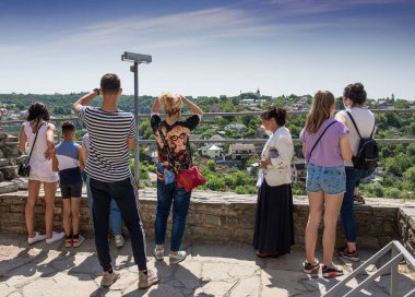 Kamyanets-Podilskiy, Ukrayna - 12 Haziran 2020: Kamyanets-Podilskiy, Ukrayna 'daki kalede rehberli tur grubu