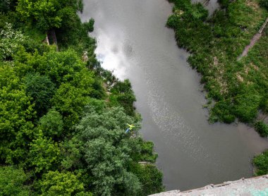 İp atlama. Köprüden atlayan adam