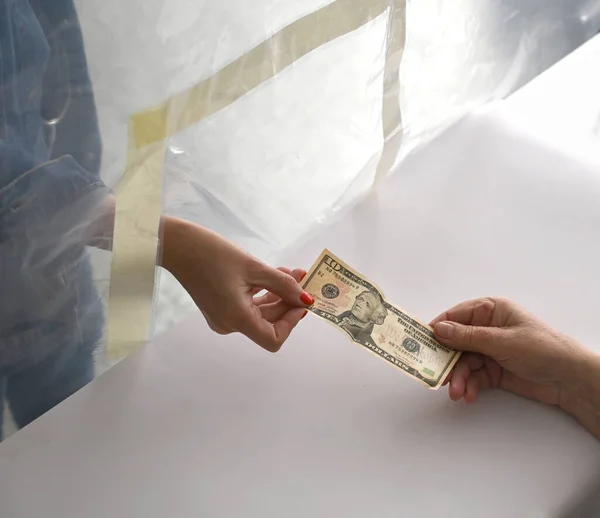Kvinnan Nära Plastbarriären Betalar Dollar Kontant Kassan Covid Pandemi — Stockfoto