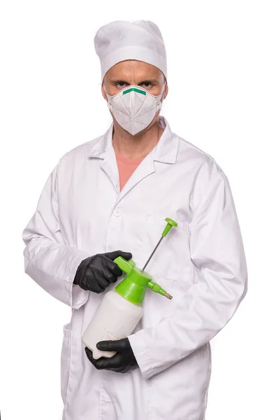 医療と医療の概念 白地に液体を消毒するボトルを保持している医療面マスクと手袋の医者 — ストック写真