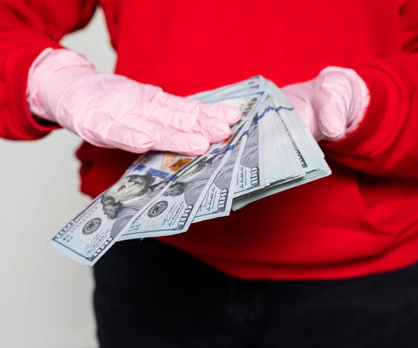 Женщина Розовых Защитных Перчатках Считает Деньги Наличными Сером Фоне — стоковое фото