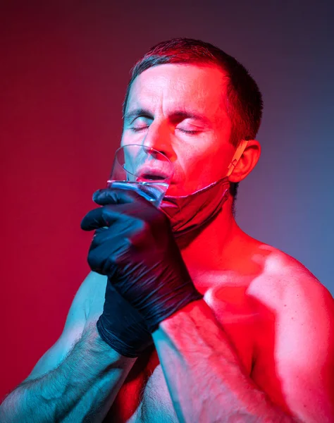 Hombre Guapo Con Guantes Protectores Máscara Sosteniendo Vaso Agua Dulce —  Fotos de Stock